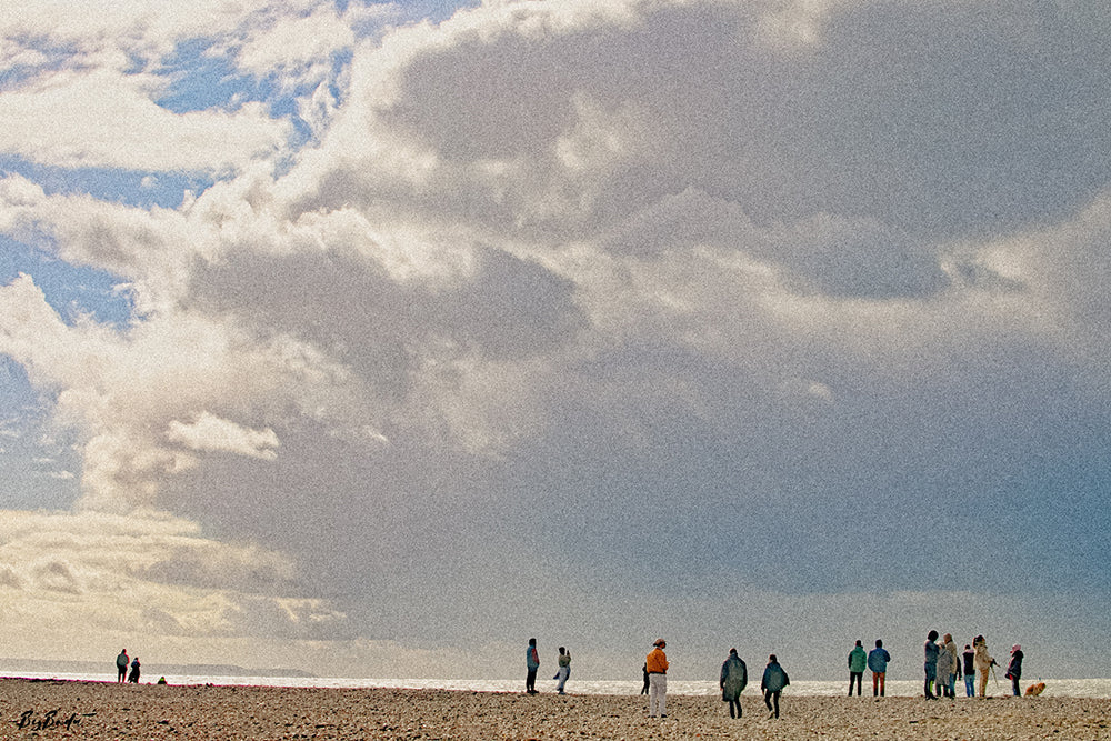 Groupe de promeneurs sur la plage de galets normande un dimanche, ciel immense de la Manche — Photographie Fine Art | Bybadr
