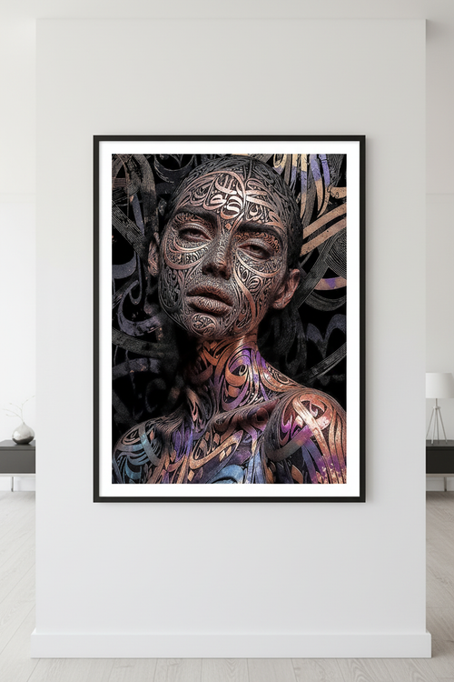 Elle Lit ce que les Autres ne Voient Pas — art numérique Fine Art encadré en situation | Bybadr