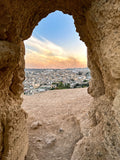 L'Œil du Rempart — photographie Fine Art, Fès vue à travers une meurtrière, édition limitée 150 ex. | Bybadr
