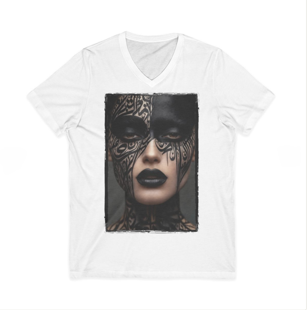 Masquée de Mots — T-Shirt Col V | Bybadr