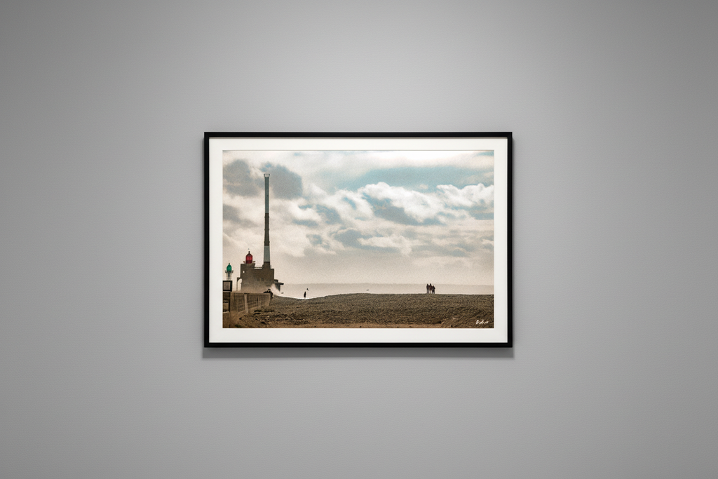 À l'Ombre du Phare — photographie Fine Art encadrée en situation | Bybadr
