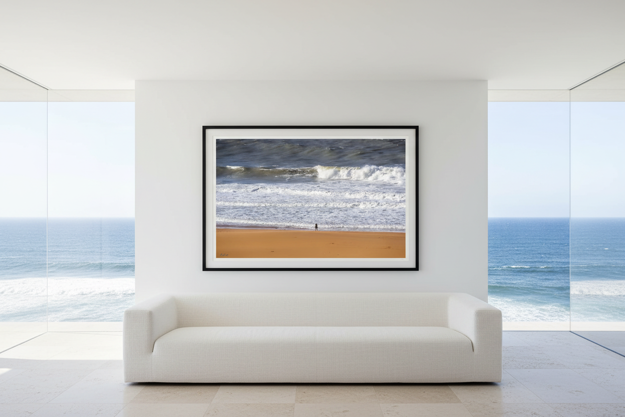 L'Homme et la Vague — photographie Fine Art encadrée dans un villa moderne | Bybadr
