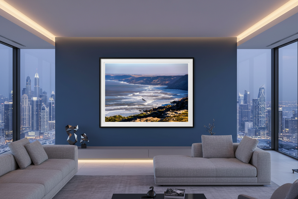 Au-dessus de la Baie — photographie Fine Art encadrée dans un salon moderne | Bybadr