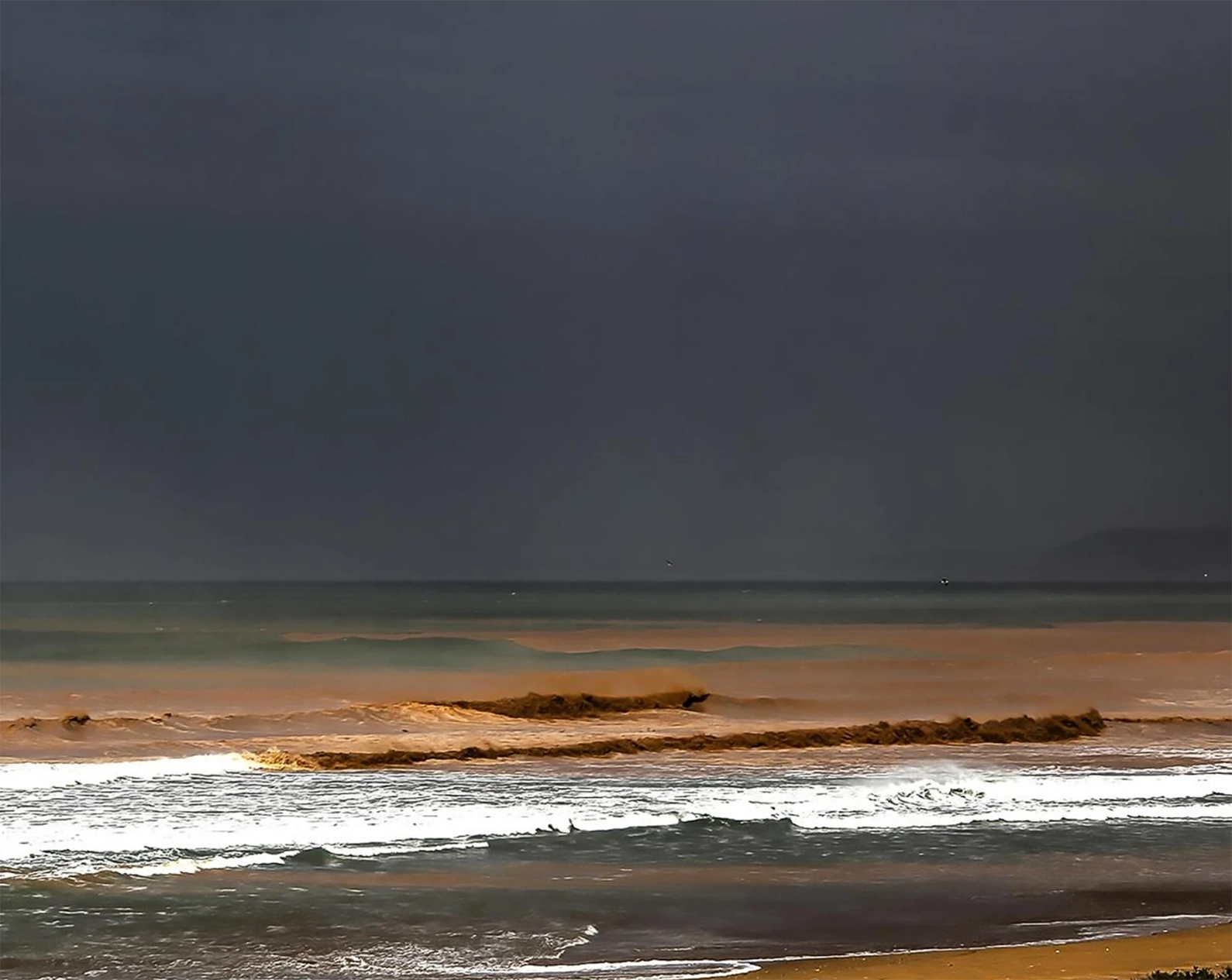 Tempête sur la côte marocaine, ciel ardoise et vagues furieuses — Tirage Fine Art | Bybadr
