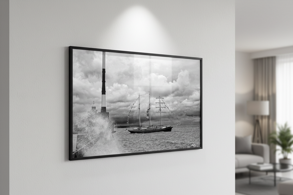 Au Prochain Cap — Mockup mur blanc, grand voilier Fine Art noir et blanc