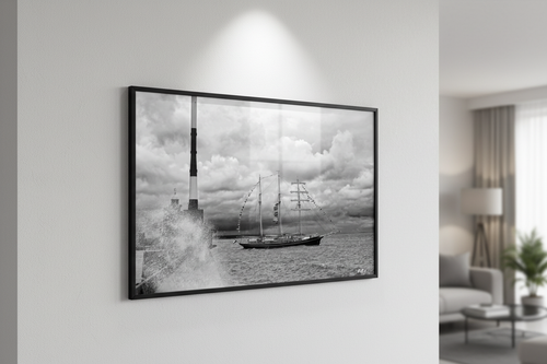 Au Prochain Cap — Mockup mur blanc, grand voilier Fine Art noir et blanc