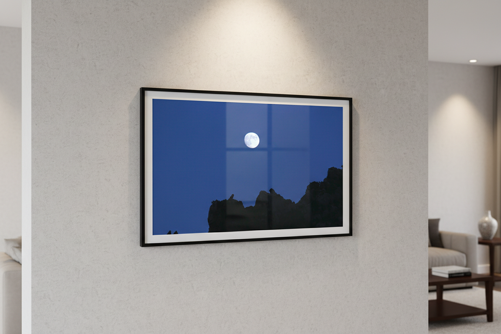 Mockup mur blanc — perspective légère, spotlight