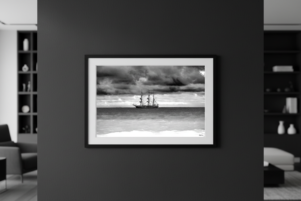 Amerigo Vespucci sur la Manche — Mockup mur noir, voilier italien Fine Art noir et blanc