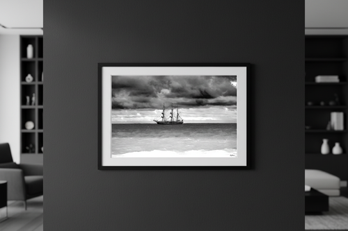 Amerigo Vespucci sur la Manche — Mockup mur noir, voilier italien Fine Art noir et blanc