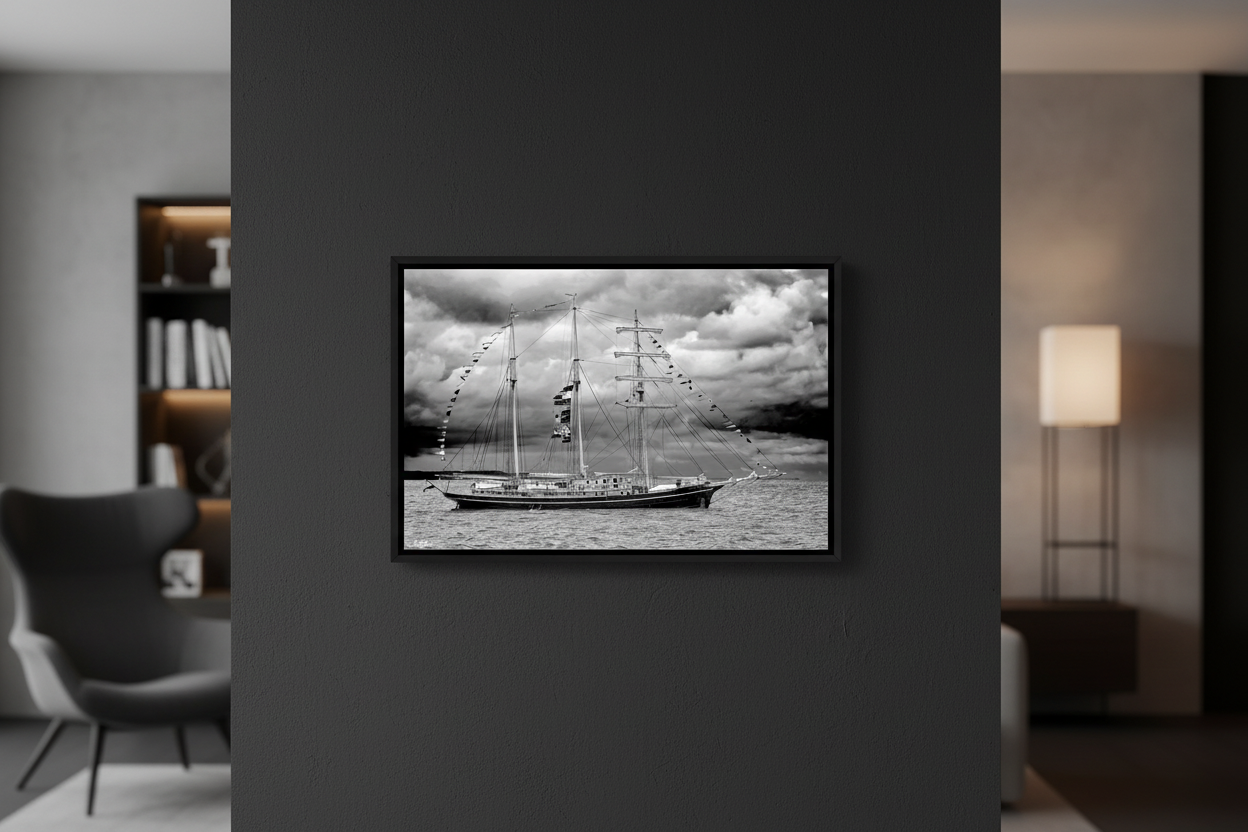 Pavillon au Vent — Mockup mur noir, grand voilier Fine Art noir et blanc