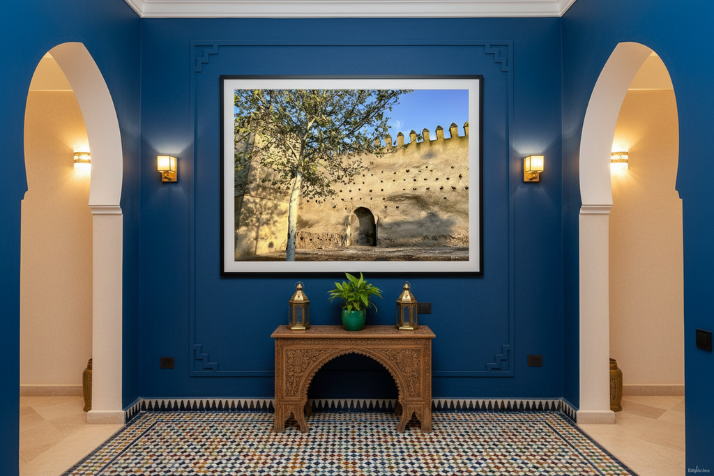 Mille Ans de Silence — photographie Fine Art encadrée dans un riad marocain | Bybadr