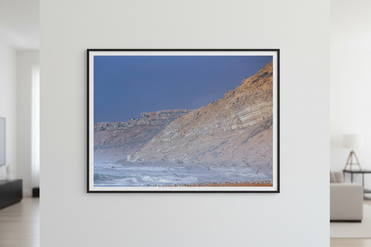 Les Sentinelles de Walidiya — Mockup mur blanc