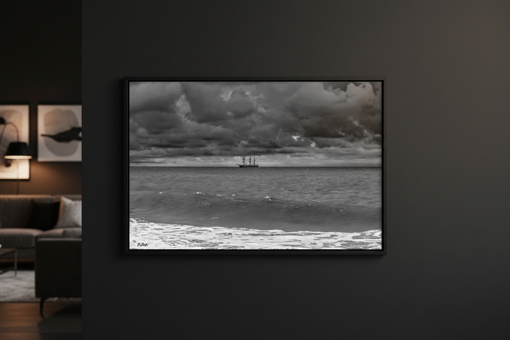 À la Lisière du Monde — Mockup mur noir, voilier à l'horizon Fine Art noir et blanc