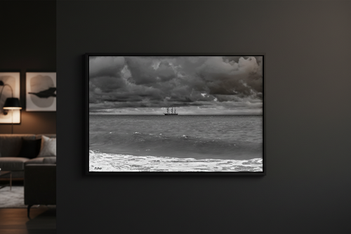 À la Lisière du Monde — Mockup mur noir, voilier à l'horizon Fine Art noir et blanc