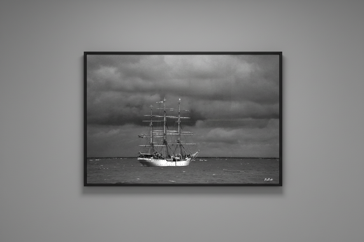 Seul Face à l'Orage — Mockup mur gris, trois-mâts carré Fine Art noir et blanc