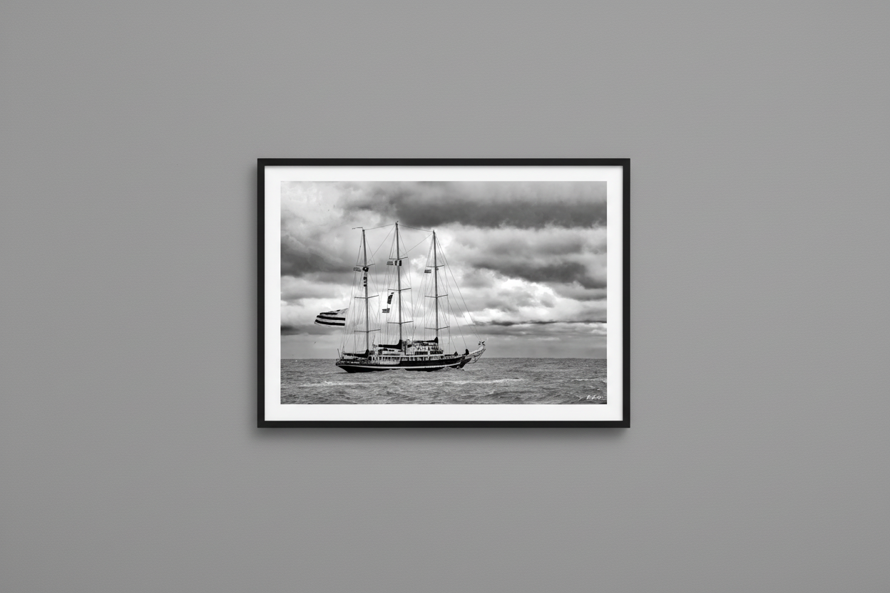 Le Breton des Mers — Mockup mur gris, voilier breton Fine Art noir et blanc