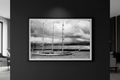 Pogoria sur la Manche — Mockup mur noir, voilier polonais Fine Art noir et blanc
