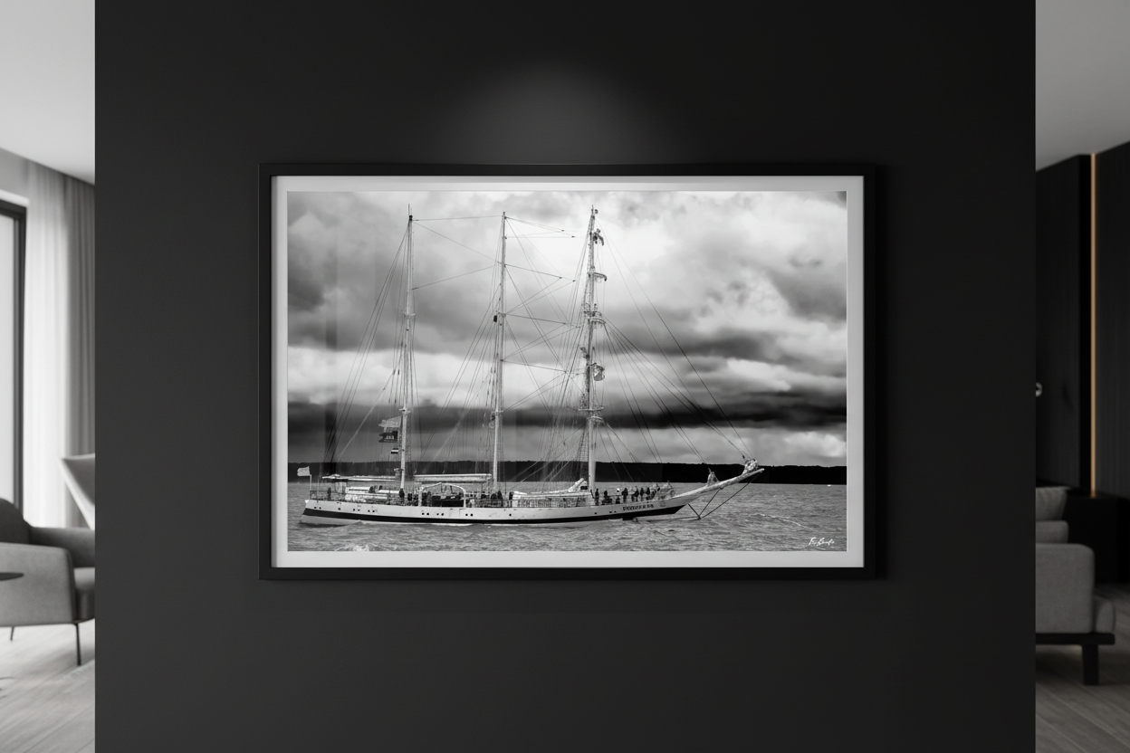 Pogoria sur la Manche — Mockup mur noir, voilier polonais Fine Art noir et blanc