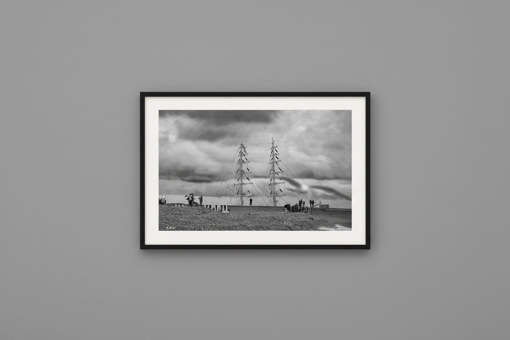 L'Émerveillement — Mockup mur gris, mâts voilier promeneurs Le Havre Fine Art noir et blanc
