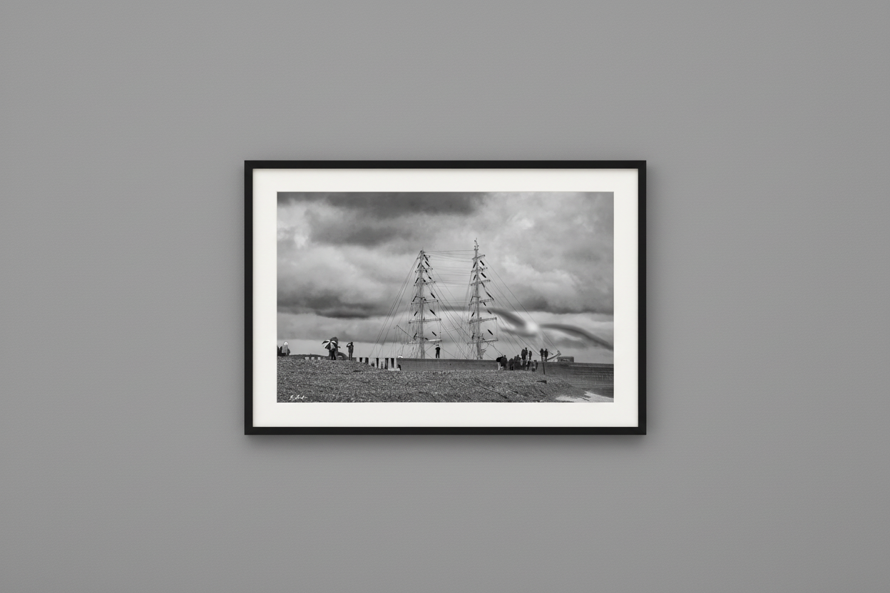 L'Émerveillement — Mockup mur gris, mâts voilier promeneurs Le Havre Fine Art noir et blanc