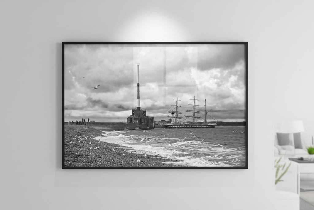 Le Havre Regarde — Mockup mur blanc, voilier plage du Havre Fine Art noir et blanc