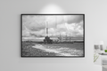 Le Havre Regarde — Mockup mur blanc, voilier plage du Havre Fine Art noir et blanc