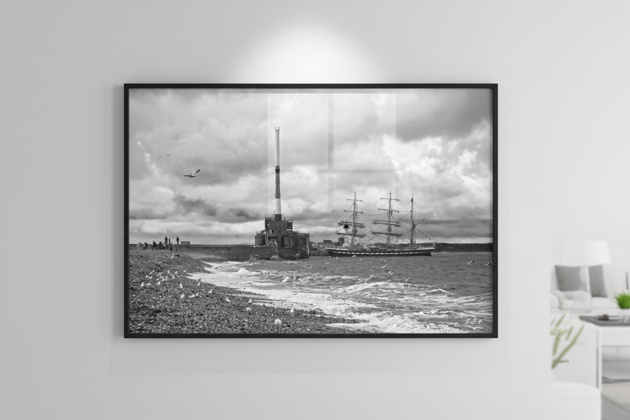 Le Havre Regarde — Mockup mur blanc, voilier plage du Havre Fine Art noir et blanc