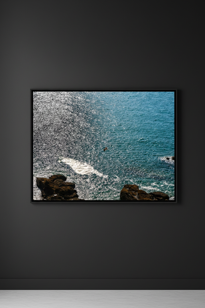 L'Éclat des Eaux Profondes — Mockup mur noir