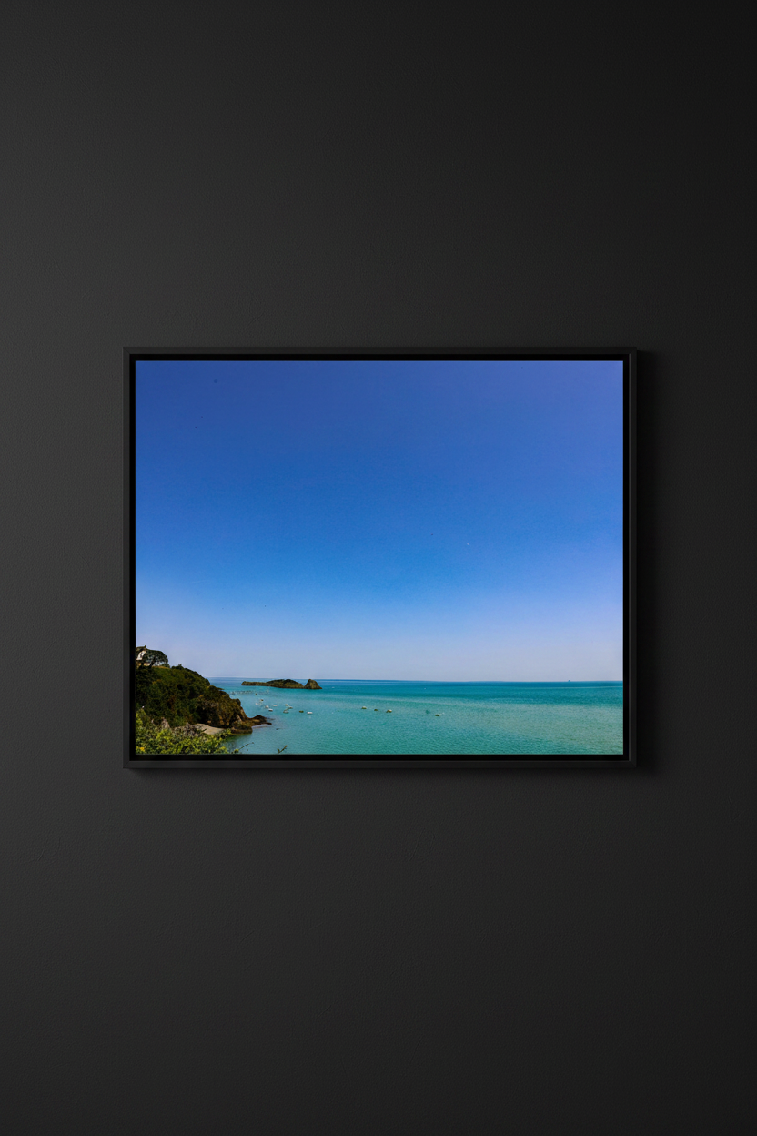 Les Murmures de Cancale — Mockup mur noir