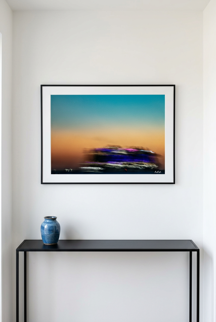 L’Horizon en fuite — vue indicative du tirage 60 × 40 cm, encadré au-dessus d’une console noire | Bybadr