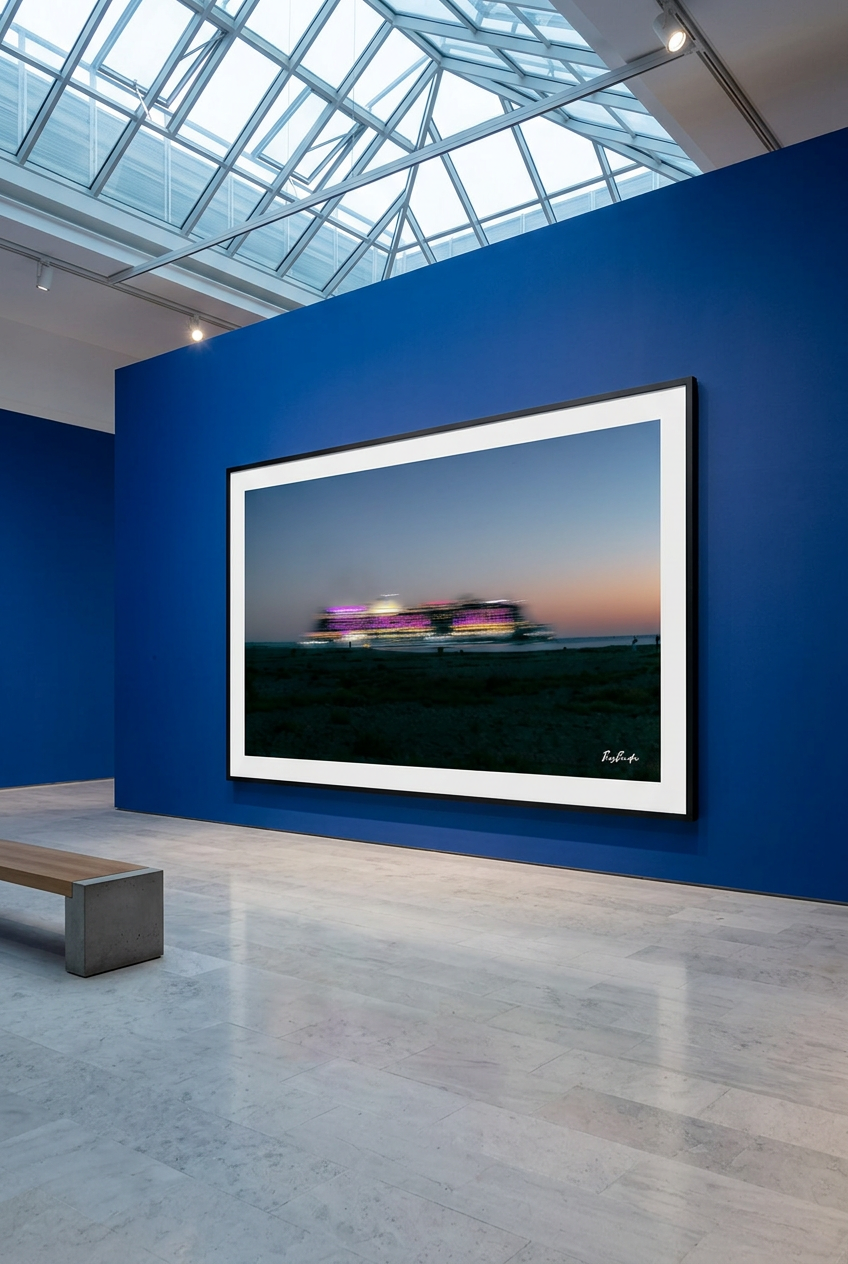 La Croisière en couleurs — photographie maritime présentée en grand format, cadre noir et passe-partout blanc dans une galerie | Bybadr