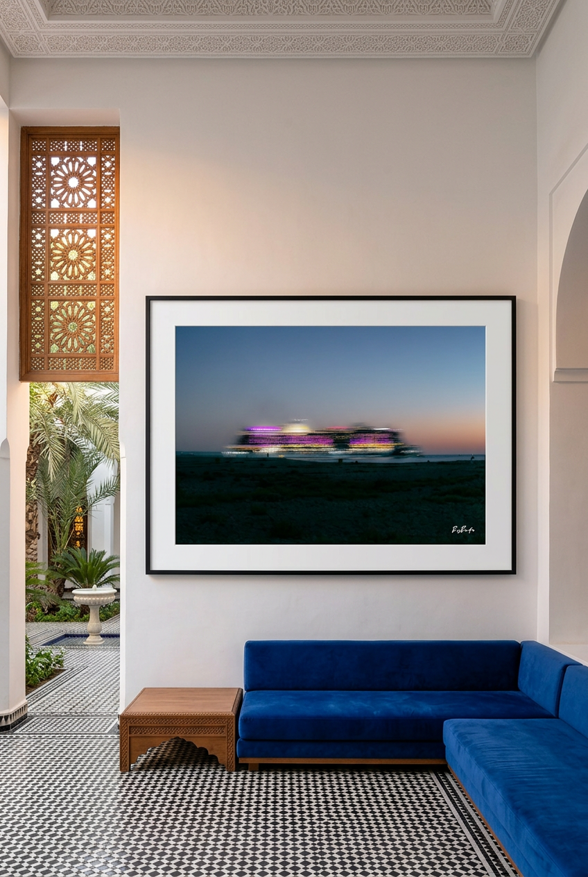 La Croisière en couleurs — photographie maritime encadrée en grand format dans un riad contemporain | Bybadr
