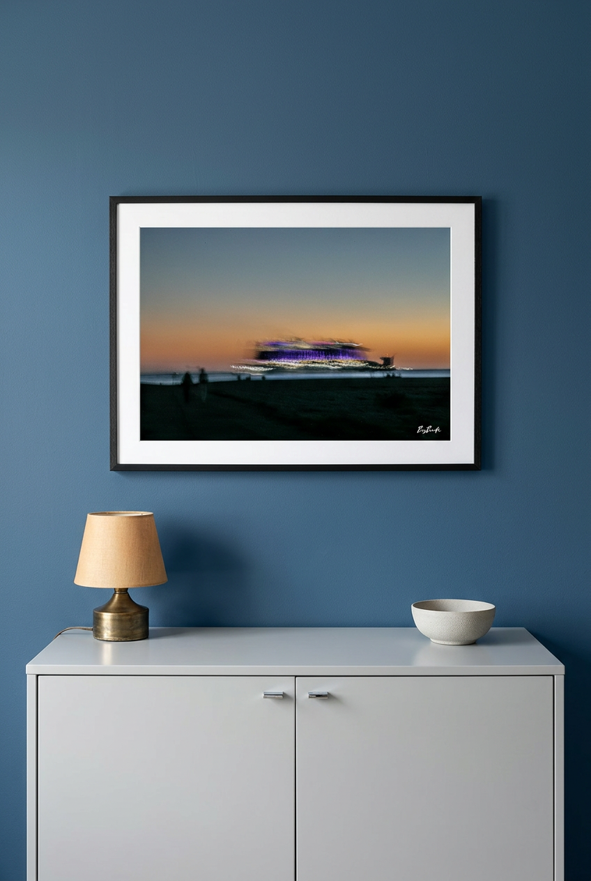 La Traversée violette — vue indicative du tirage 60 × 40 cm, encadré au-dessus d’un meuble d’entrée | Bybadr