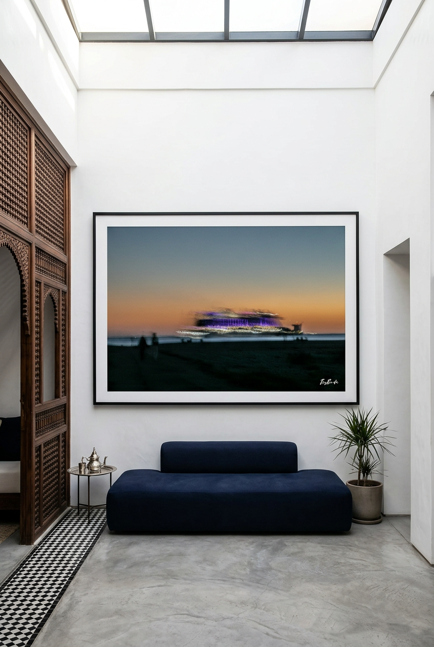 La Traversée violette — photographie maritime en grand format, cadre noir et passe-partout blanc dans un riad contemporain | Bybadr