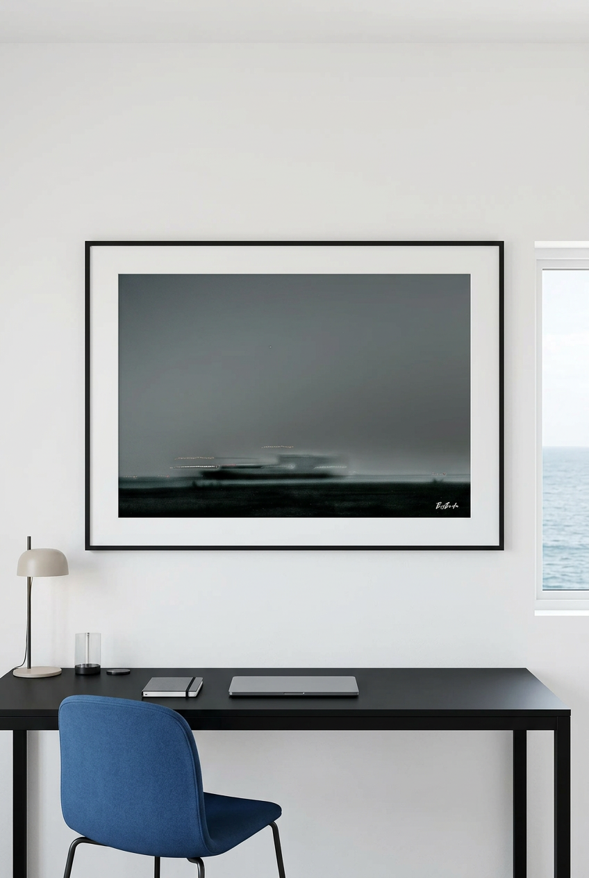 Le Passage silencieux — vue indicative du tirage 60 × 40 cm, encadré au-dessus d’un bureau dans un appartement côtier | Bybadr