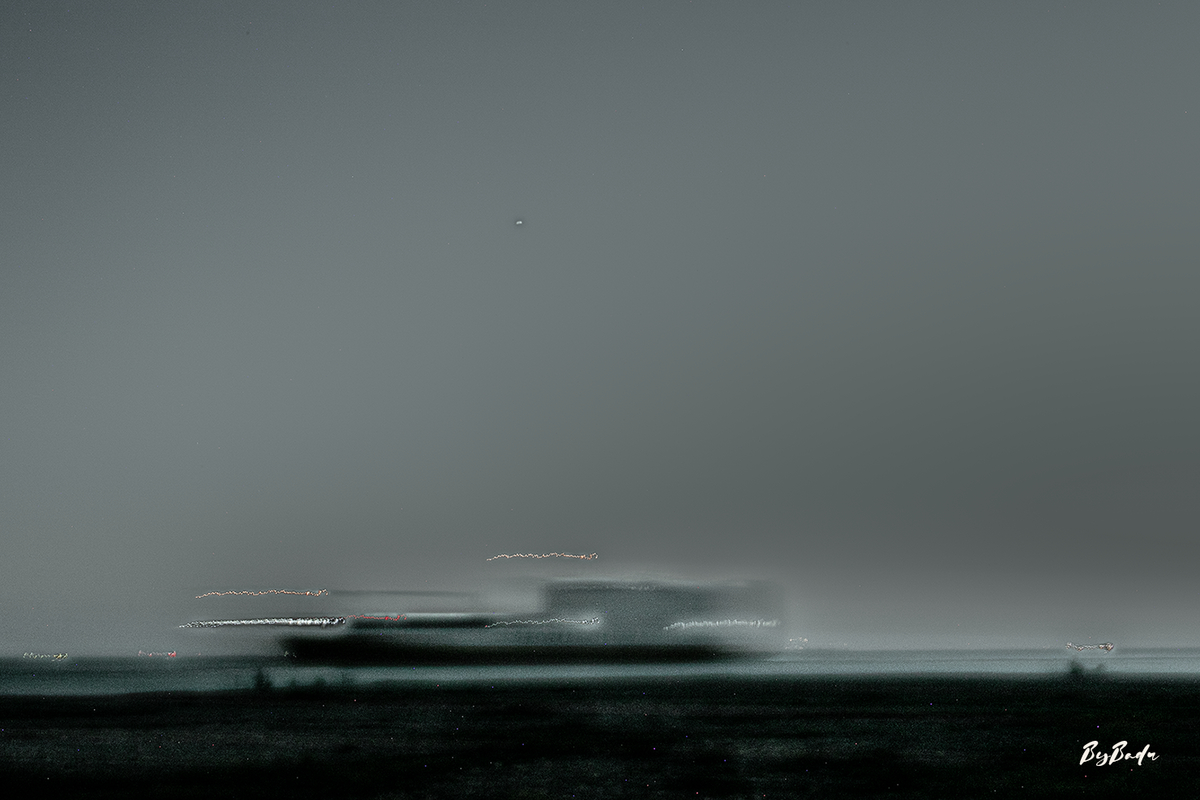 Le Passage silencieux — silhouette floue d’un navire et fines traces lumineuses blanches dans une atmosphère grise, rivage sombre | Bybadr