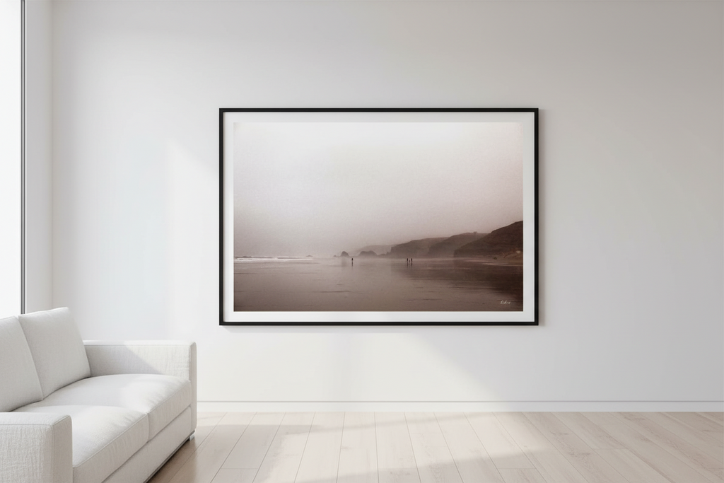 Le Silence de Legzira — photographie Fine Art encadrée dans un salon moderne | Bybadr
