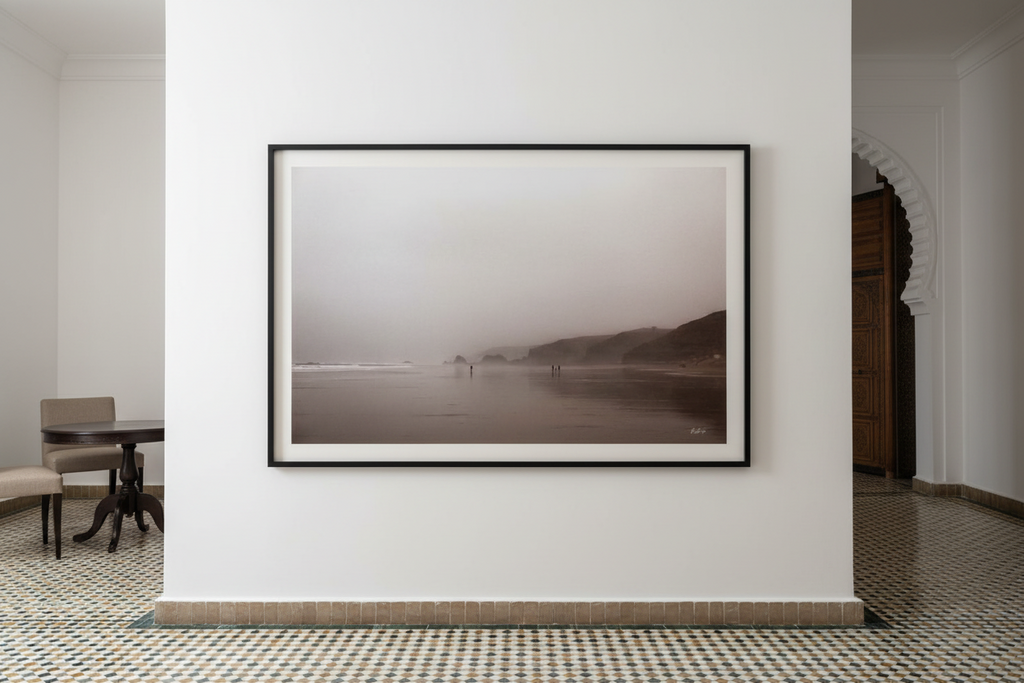 Le Silence de Legzira — photographie Fine Art encadrée dans un Riad moderne | Bybadr
