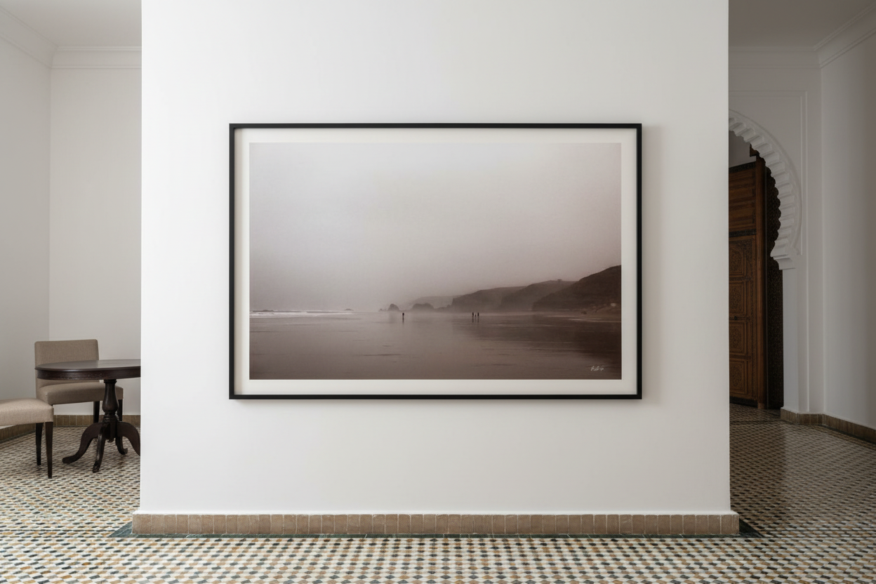 Le Silence de Legzira — photographie Fine Art encadrée dans un Riad moderne | Bybadr
