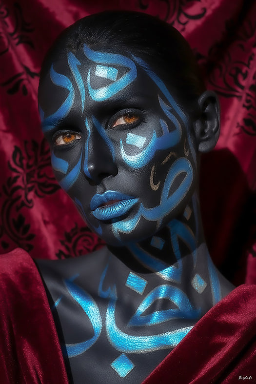 L'Enchanteresse — Body Paint, calligraphie arabe bleue électrique, fond velours rouge, édition limitée 150 ex. | Bybadr
