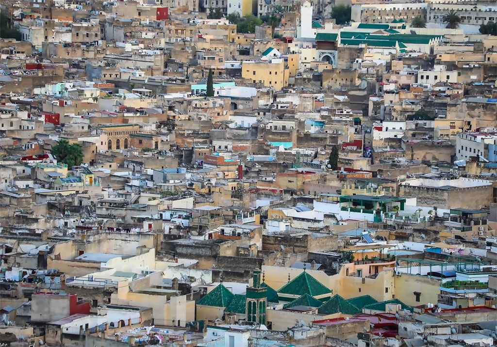 Coupoles vertes des mosquées de Fès sur mer de toits ocre — Tirage Fine Art | Bybadr
