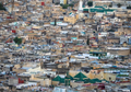 Coupoles vertes des mosquées de Fès sur mer de toits ocre — Tirage Fine Art | Bybadr
