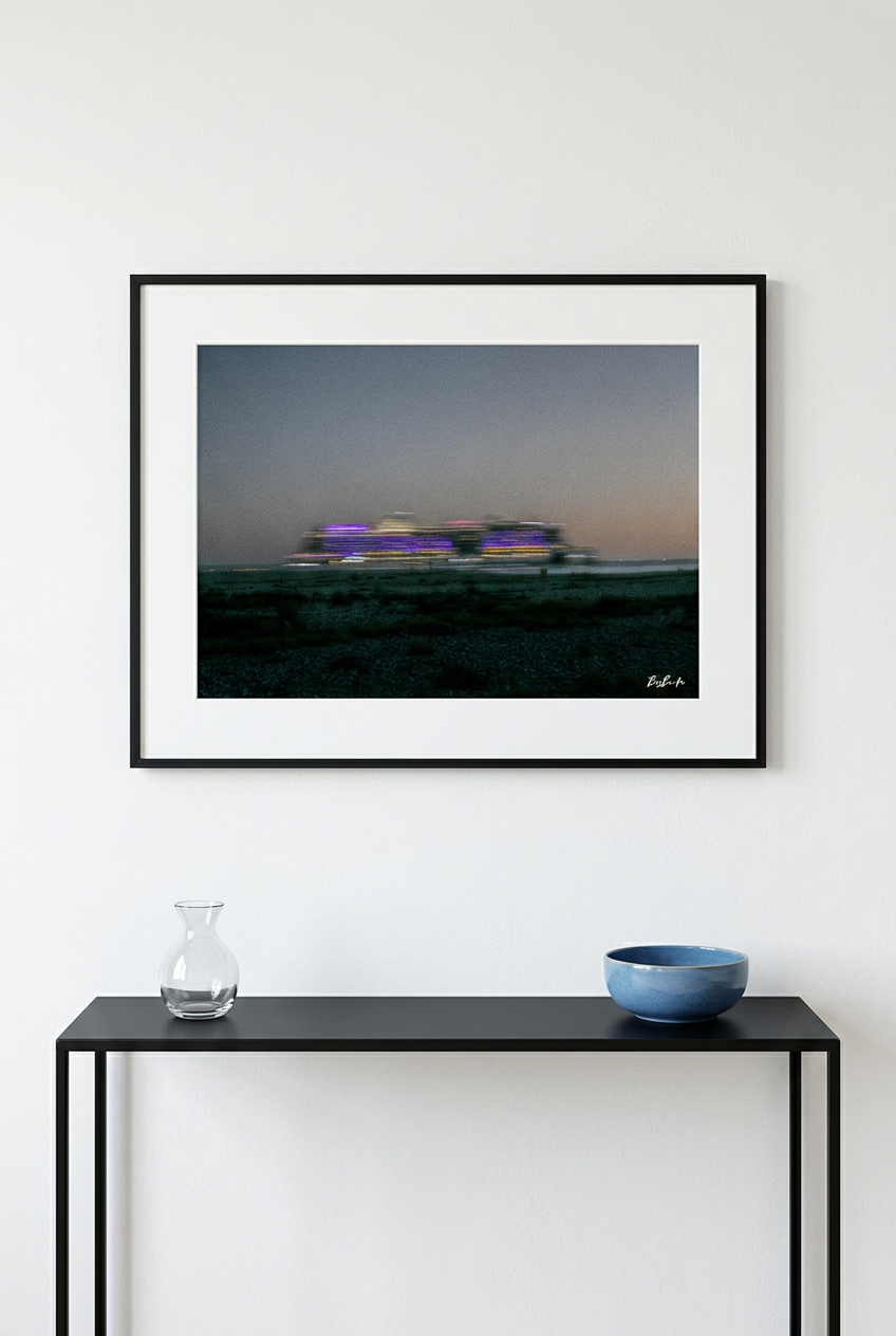 Les Lumières en voyage — vue indicative du tirage 60 × 40 cm, encadré au-dessus d’une console noire | Bybadr
