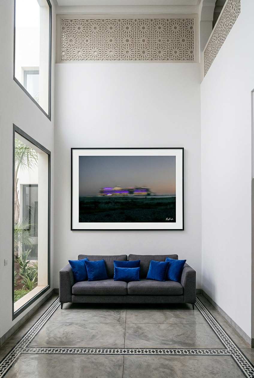 Les Lumières en voyage — photographie maritime en grand format, cadre noir et passe-partout blanc dans un riad contemporain | Bybadr