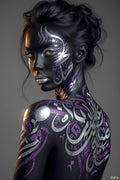 Née de l'Ombre — Body Paint, calligraphie arabe argentée et violet sur peau noire, édition limitée 150 ex. | Bybadr