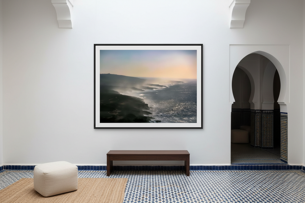 Quand la Mer Fume — photographie Fine Art encadrée dans un salon moderne | Bybadr