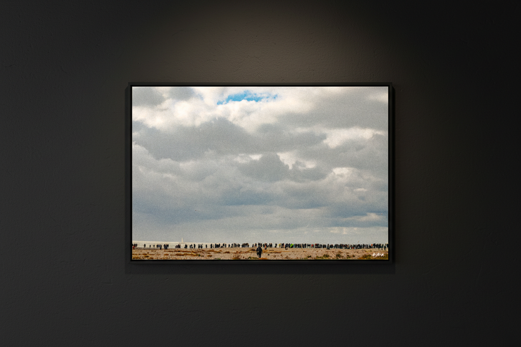 Rejoindre la Foule — photographie Fine Art encadrée en situation | Bybadr