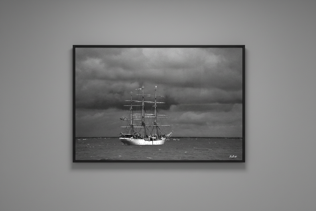Seul Face à l'Orage — photographie Fine Art encadrée en situation | Bybadr
