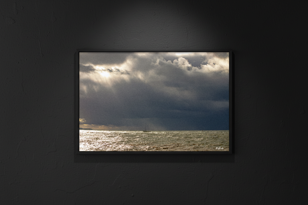 Seul sur la Manche — photographie Fine Art encadrée en situation | Bybadr