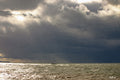 Voilier solitaire au milieu de la Manche sous un ciel d'orage, lumière dorée à l'horizon — Photographie Fine Art | Bybadr
